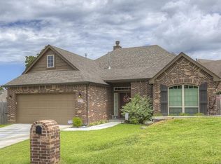 4028 S Rolling Oaks Cres W, Tulsa, OK 74107