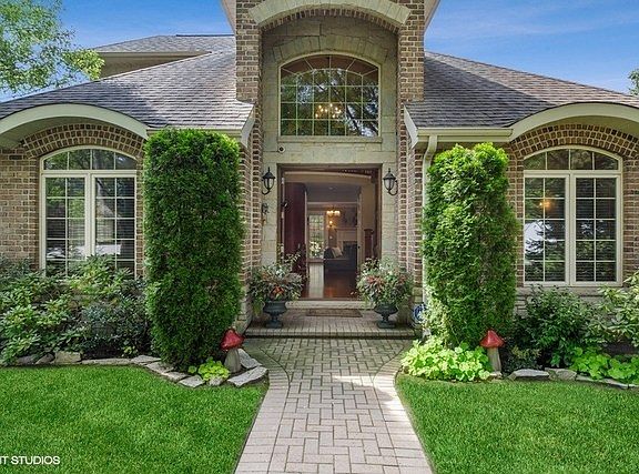2nd image of 601 W Larkdale Ln