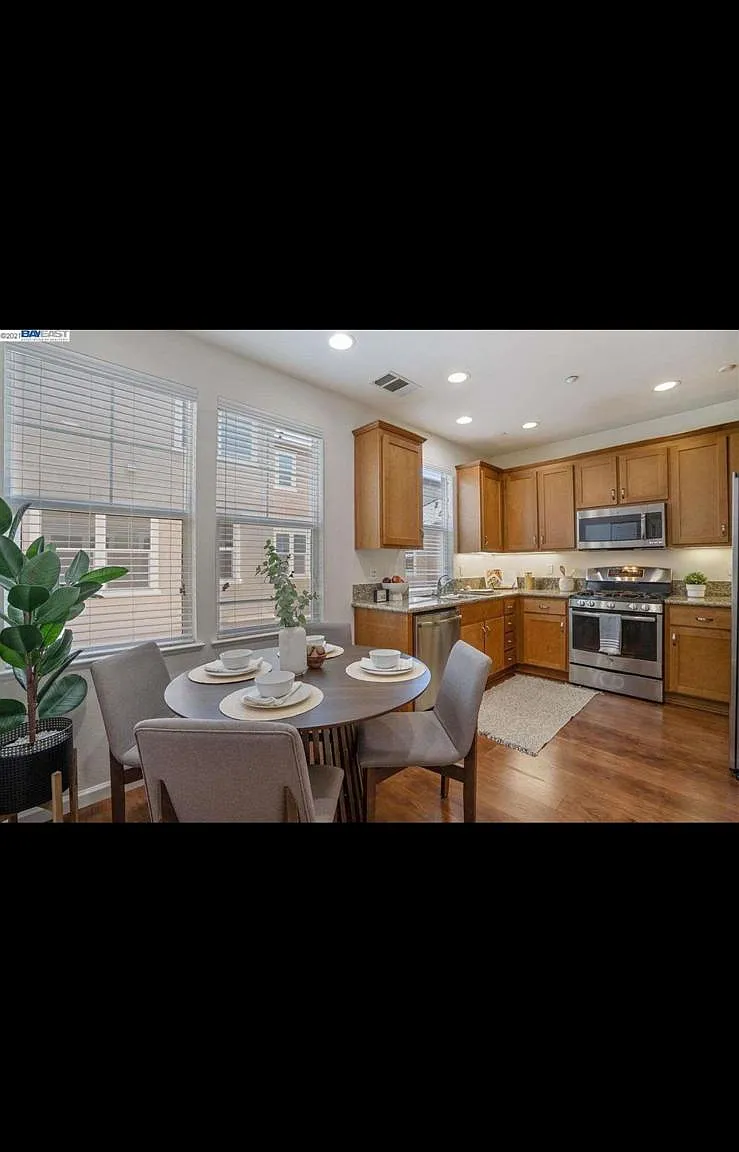 2 bed, 1.5 bath, 1017 sqft, $3,200 — Photo 3