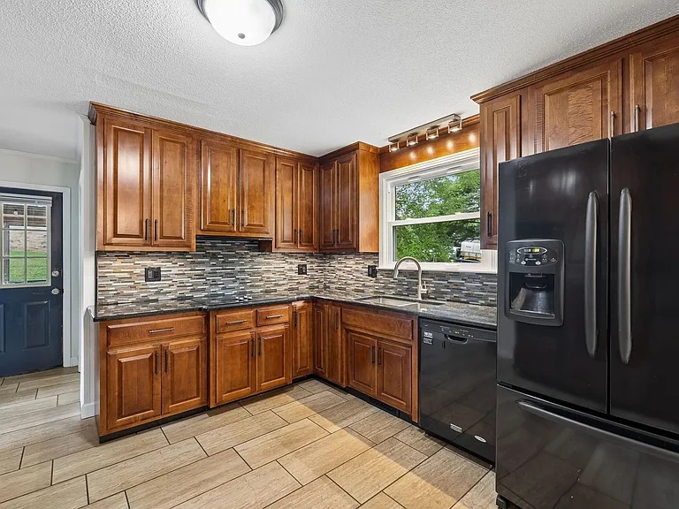 1810 Theresa Dr — Photo 19