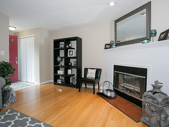 3rd image of 20 Cleverly St APT A3