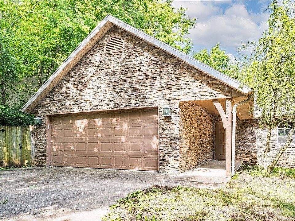 1st image of 2127 E Oaks Dr