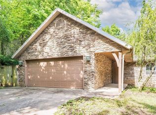 2127 E Oaks Dr, Fayetteville, AR 72704