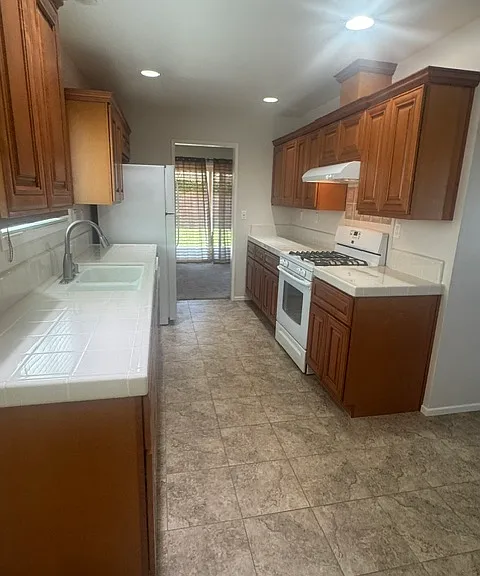 12881 Spring St — Photo 3