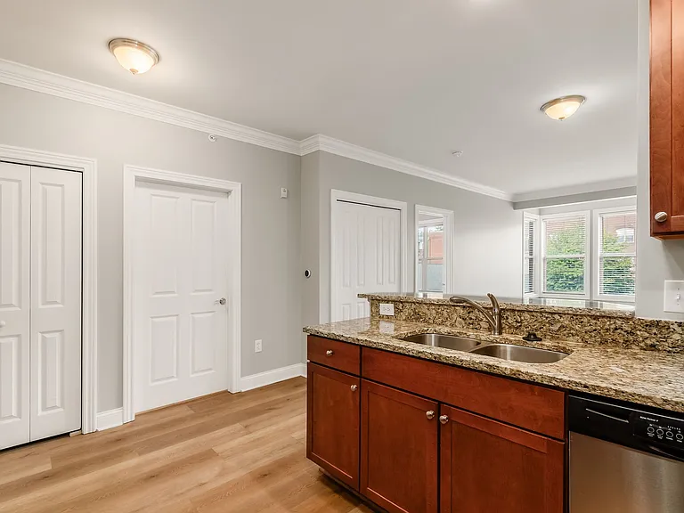 925 Ingleside Ave #215 — Photo 8