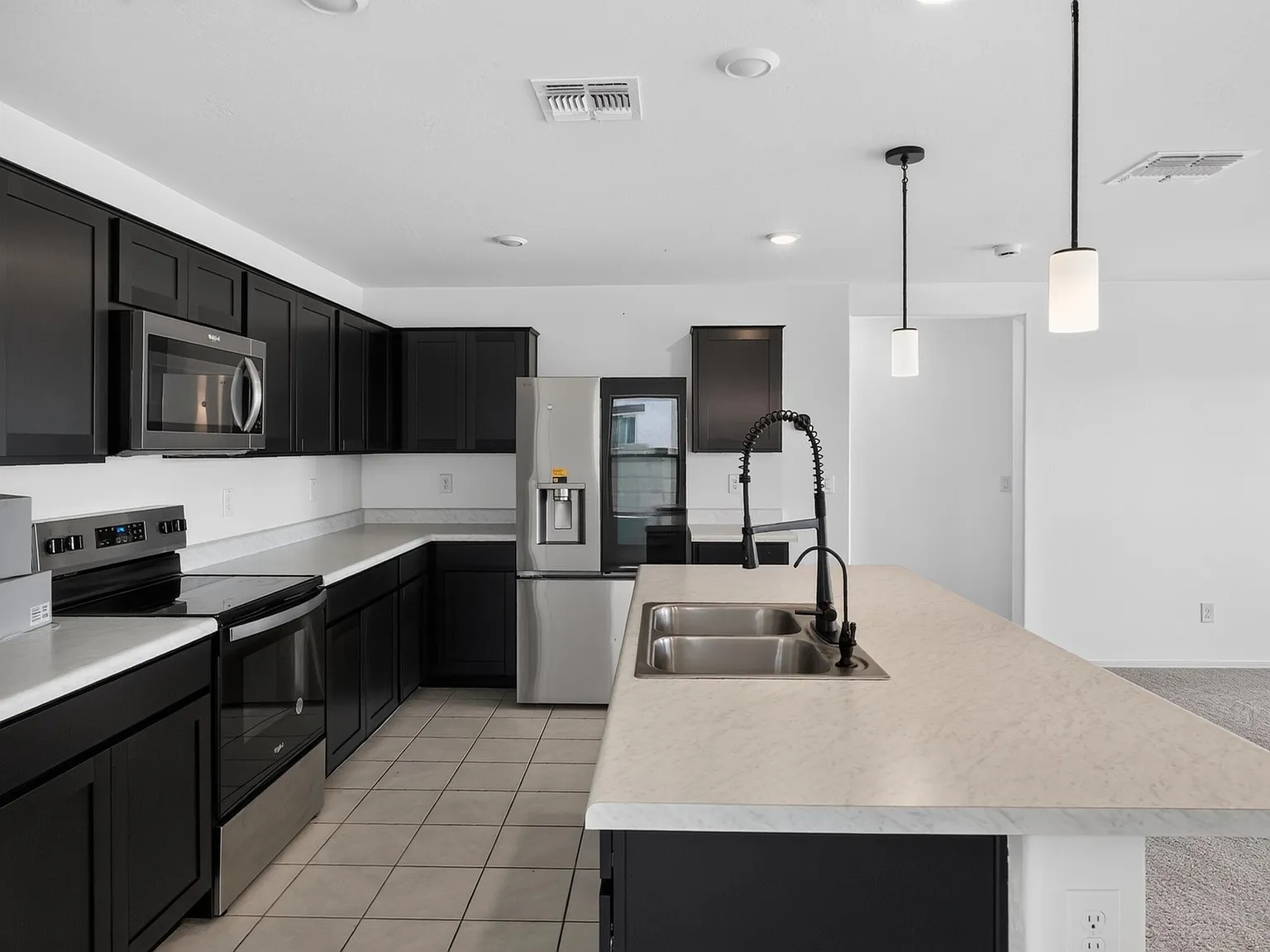 3 bed, 2.0 bath, 1439 sqft, $2,050 — Photo 4