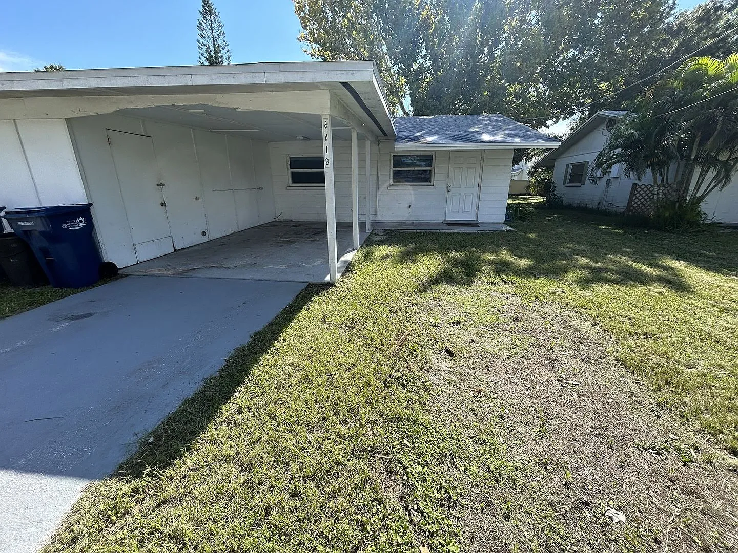 2/1 quiet neighborhood w/ small backyard & carport — Photo 1
