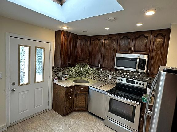 4th image of 63 Diamond Ave Floor 2