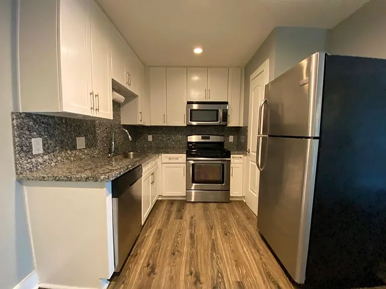 3411 Lynridge Dr — Photo 6