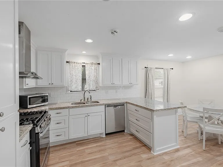 1510 Burt St — Photo 10