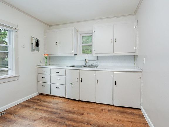5th image of 305 Marston St