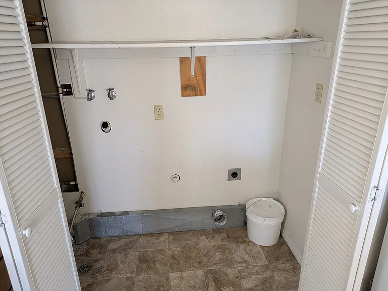 216 S 100 — Photo 4