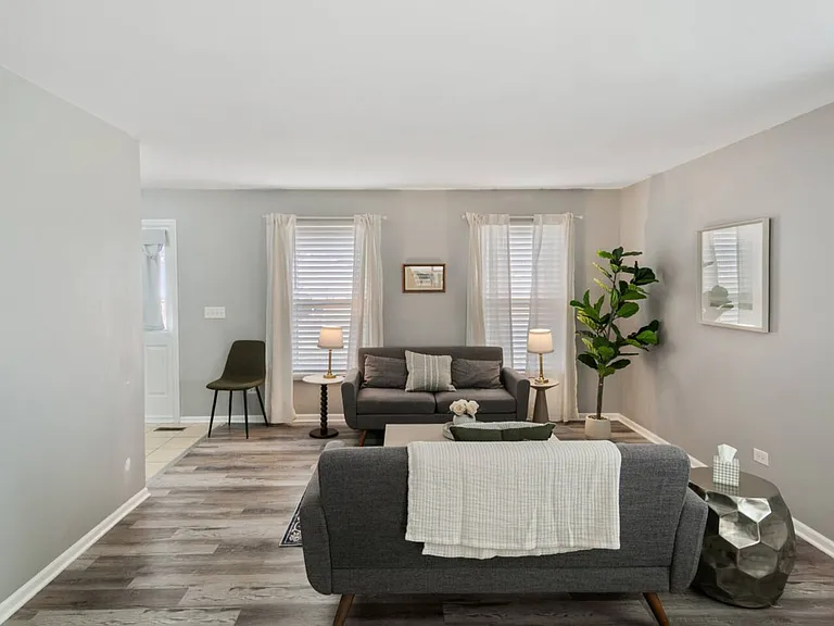 1503 Hollytree Ln — Photo 2