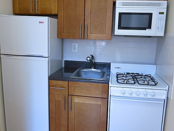 4th image of 502 E 79th St APT 6D