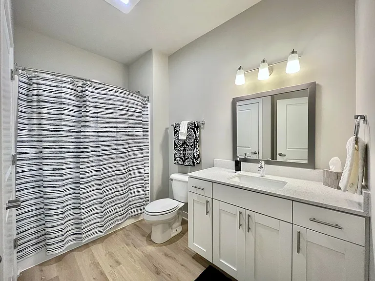 Water's Edge Apartments — Photo 36