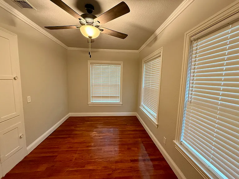 320 S Columbia St — Photo 8