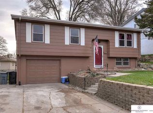 7513 N Ridge Dr, Omaha, NE 68112