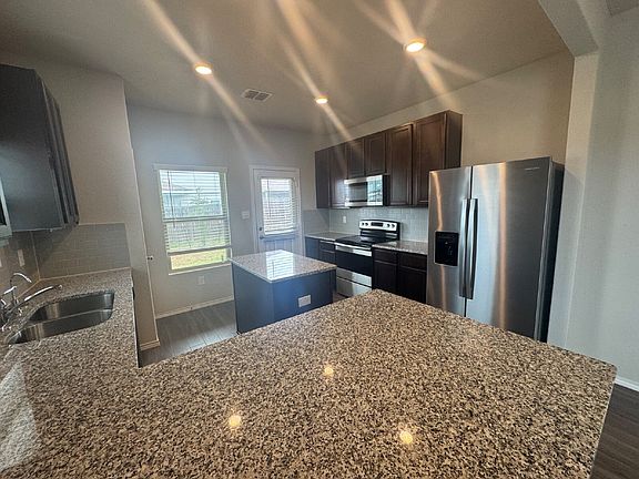 4th image of 2459 Pink Pearl Dr
