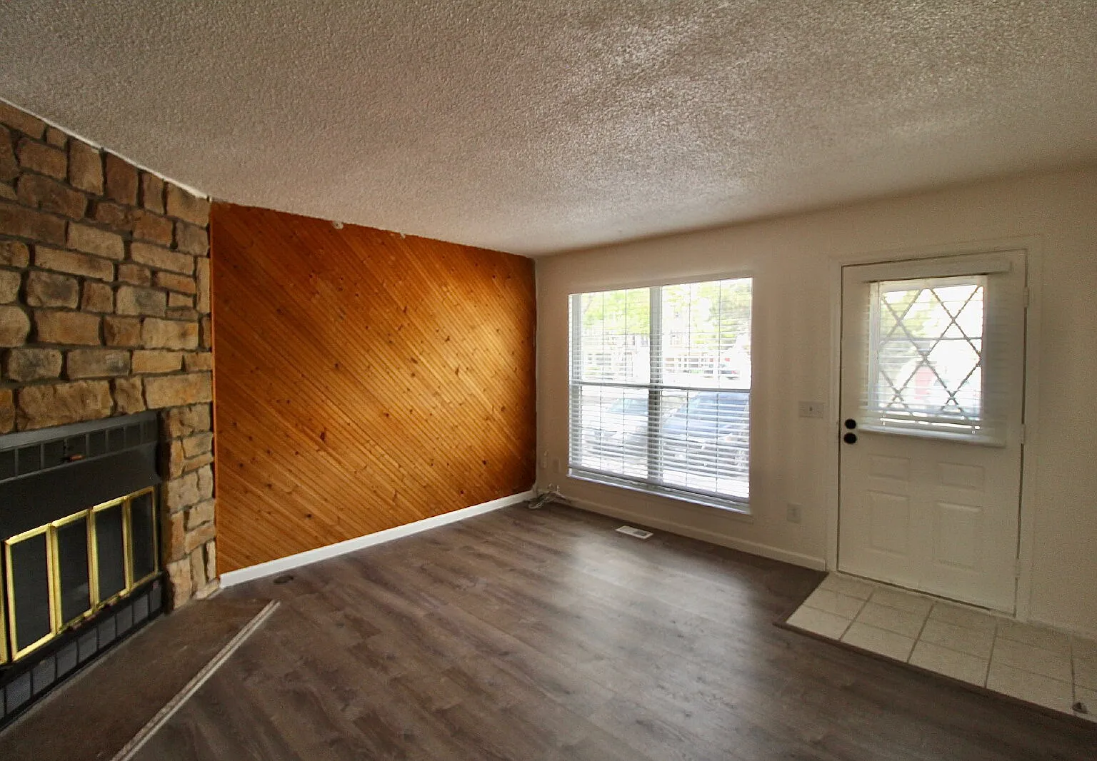 2BD/2.5BA End Unit Townhome — Photo 4