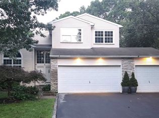 8 English Ivy Ln, Lake Grove, NY 11755