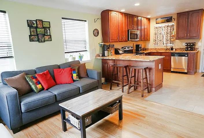 Open floorplan: living room to kitchen