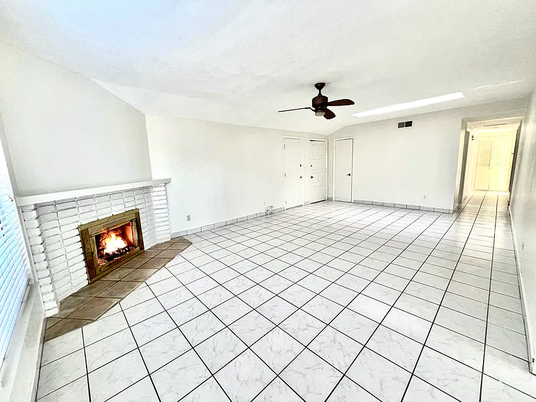 880 N Waverly St — Photo 4