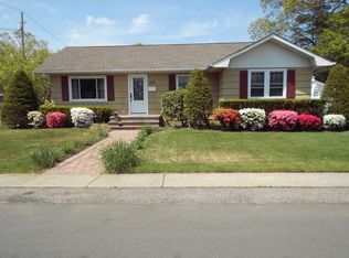 685 Bermuda Rd, West Babylon, NY 11704