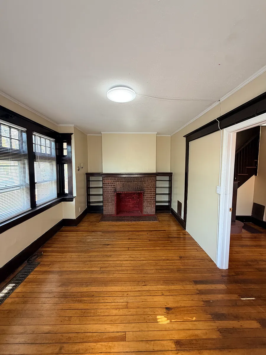 Building Photo - 703 George St