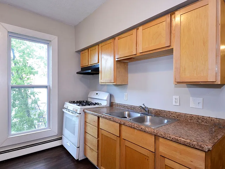 602 N Mendota St #7 — Photo 4