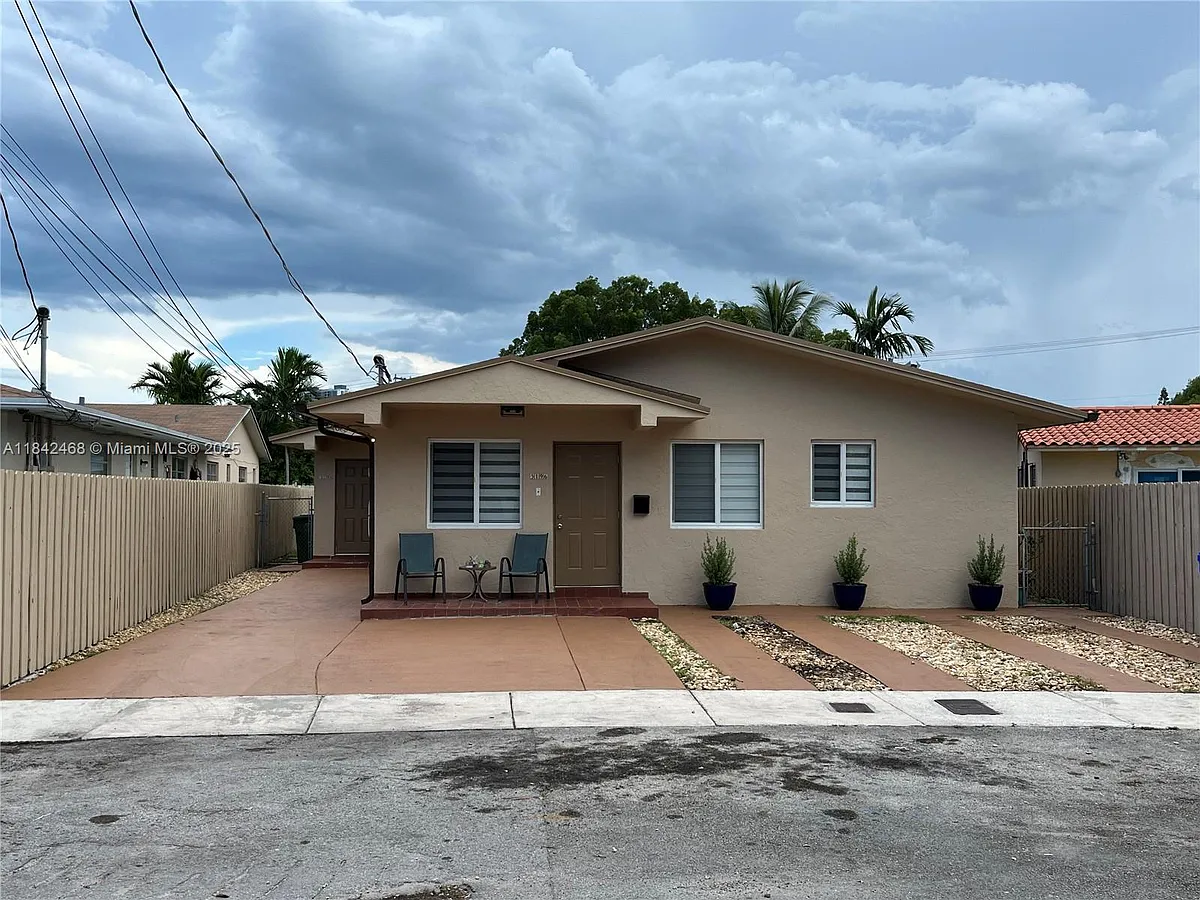 Photo 1 of 9 - 3194 SW 26th St #1 - Miami, FL Primary Photo - 3194 SW 26th St #1