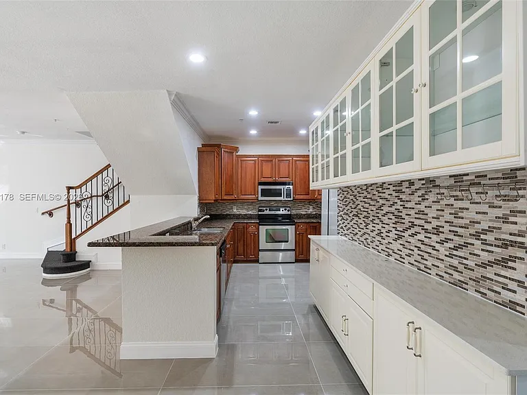 1772 NE 9th St #7 — Photo 5