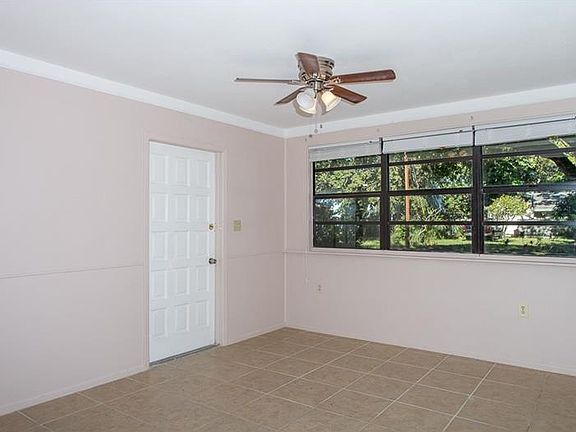 4th image of 7226 Lynnwood Ave N