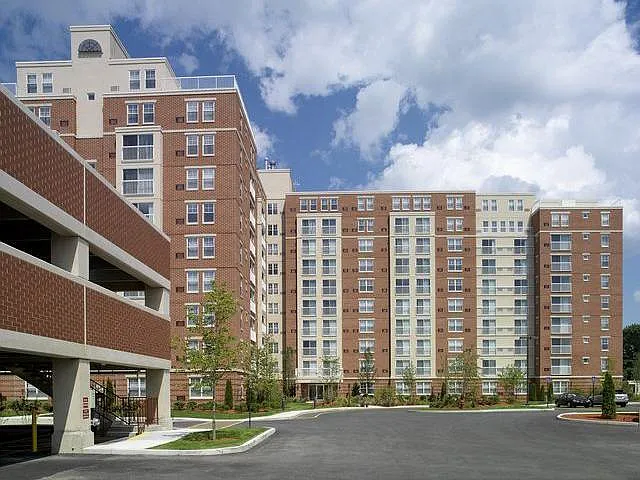 Cloverleaf Apartments — Photo 13