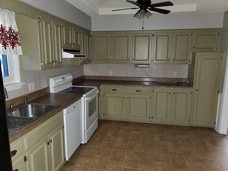 1929 E Mohawk Cir — Photo 3