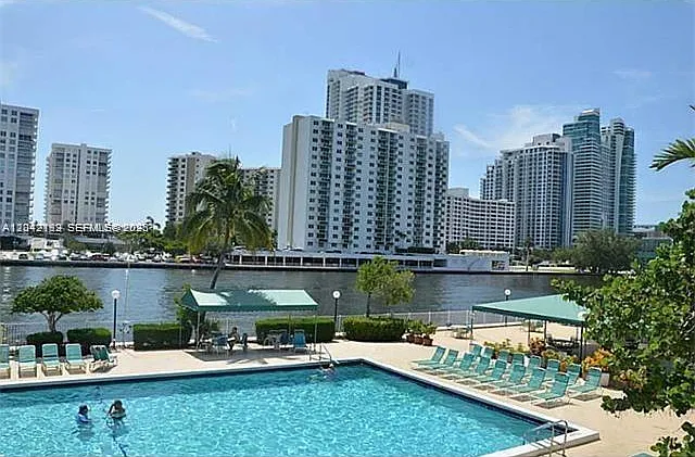 800 Parkview Dr #1018 — Photo 4