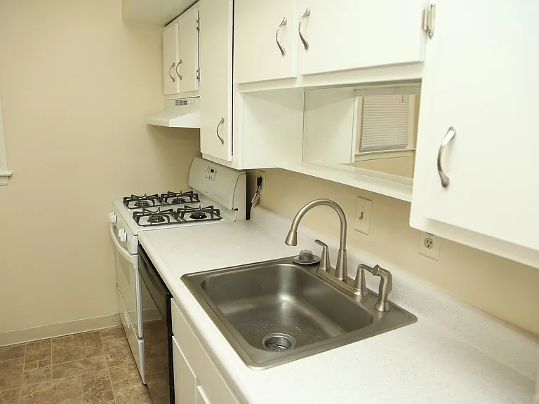 Hessian Hills Apts — Photo 16
