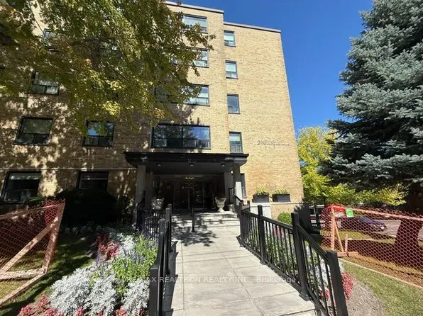 2 Ridelle Ave #106, Toronto, ON M6B 1H4