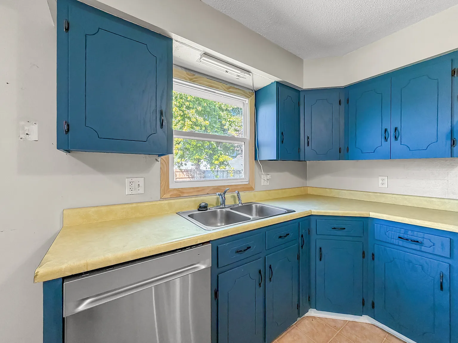 5 bed, 2869 sqft, $2,400 — Photo 2