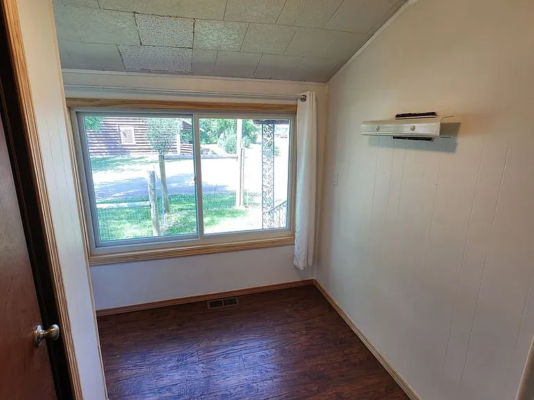 227 SE Eisenhower St #E — Photo 20