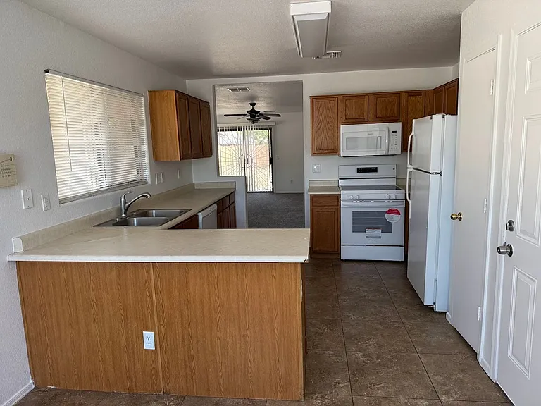 8144 W Watkins St — Photo 4