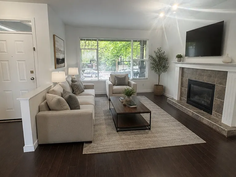 243A Maple Cres — Photo 2