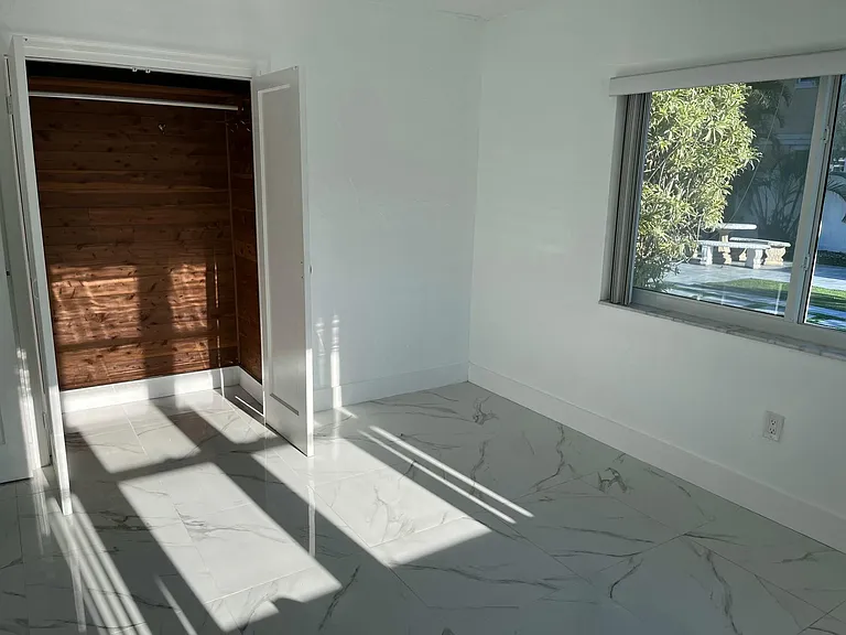 1108 NE 16th Ter #1-C — Photo 3