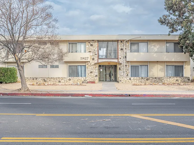 11427 Oxnard — Photo 15
