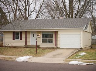 1815 Holiday Dr, Pekin, IL 61554