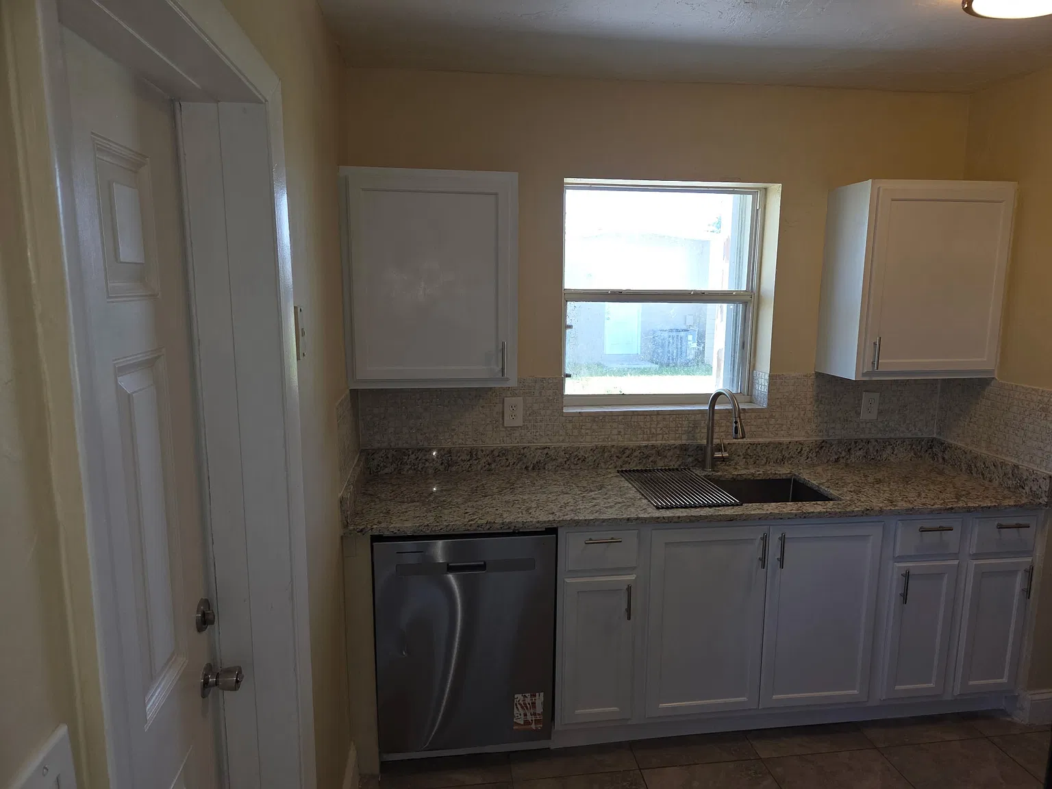 3 bed, 940 sqft, $1,400 — Photo 3