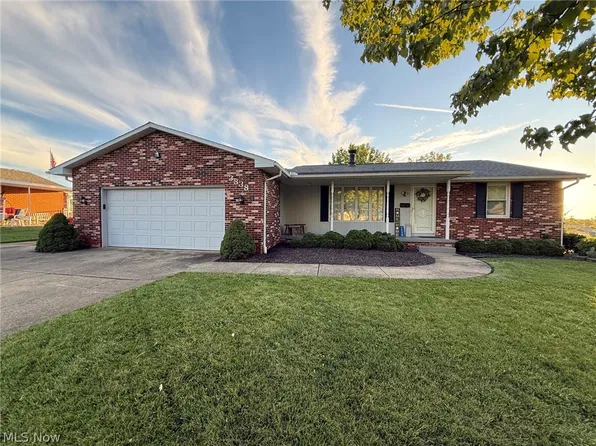 3838 Oakridge Dr, Louisville, OH 44641