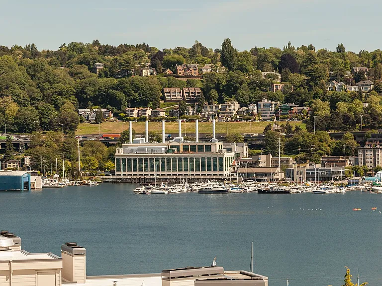Welcome to Dexter Hayes! Modern convenience with exceptional views! — Photo 16