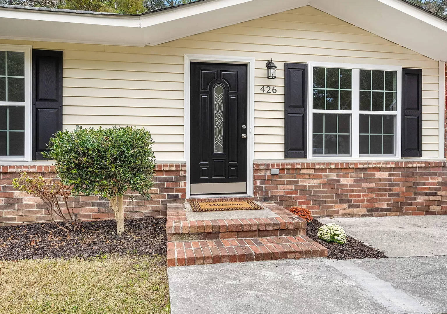 Beautiful Summerville Rent Ready, Fully Renovated Home — Photo 1