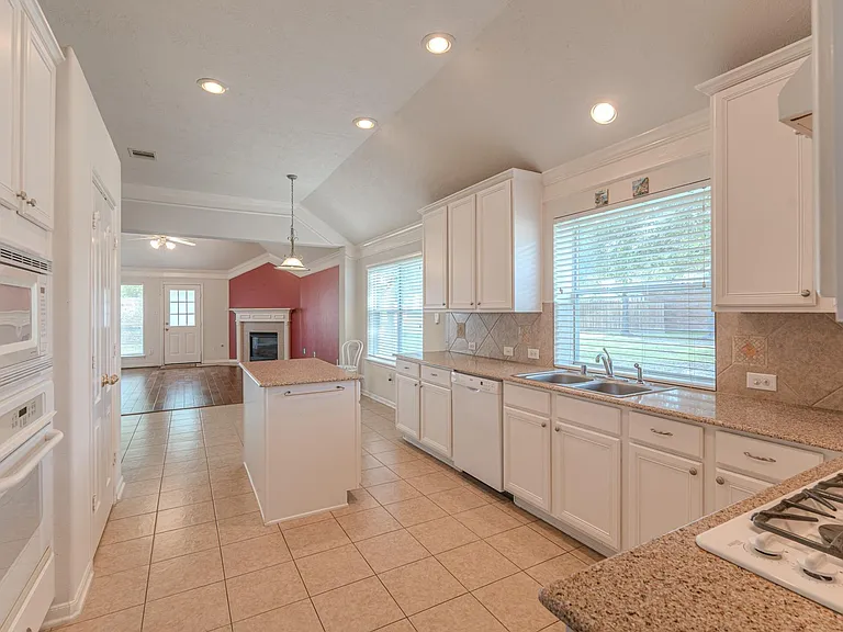 6618 Trenton Lake Ln — Photo 12
