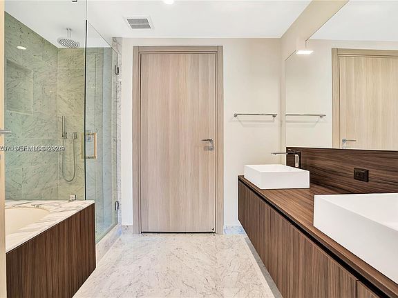 3rd image of 1000 Brickell Plz #1300